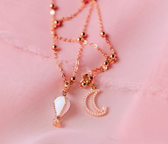 <p style="text-align: center;">RACCONTA IL TUO VIAGGIO DI VITA CON I CHARM</p>