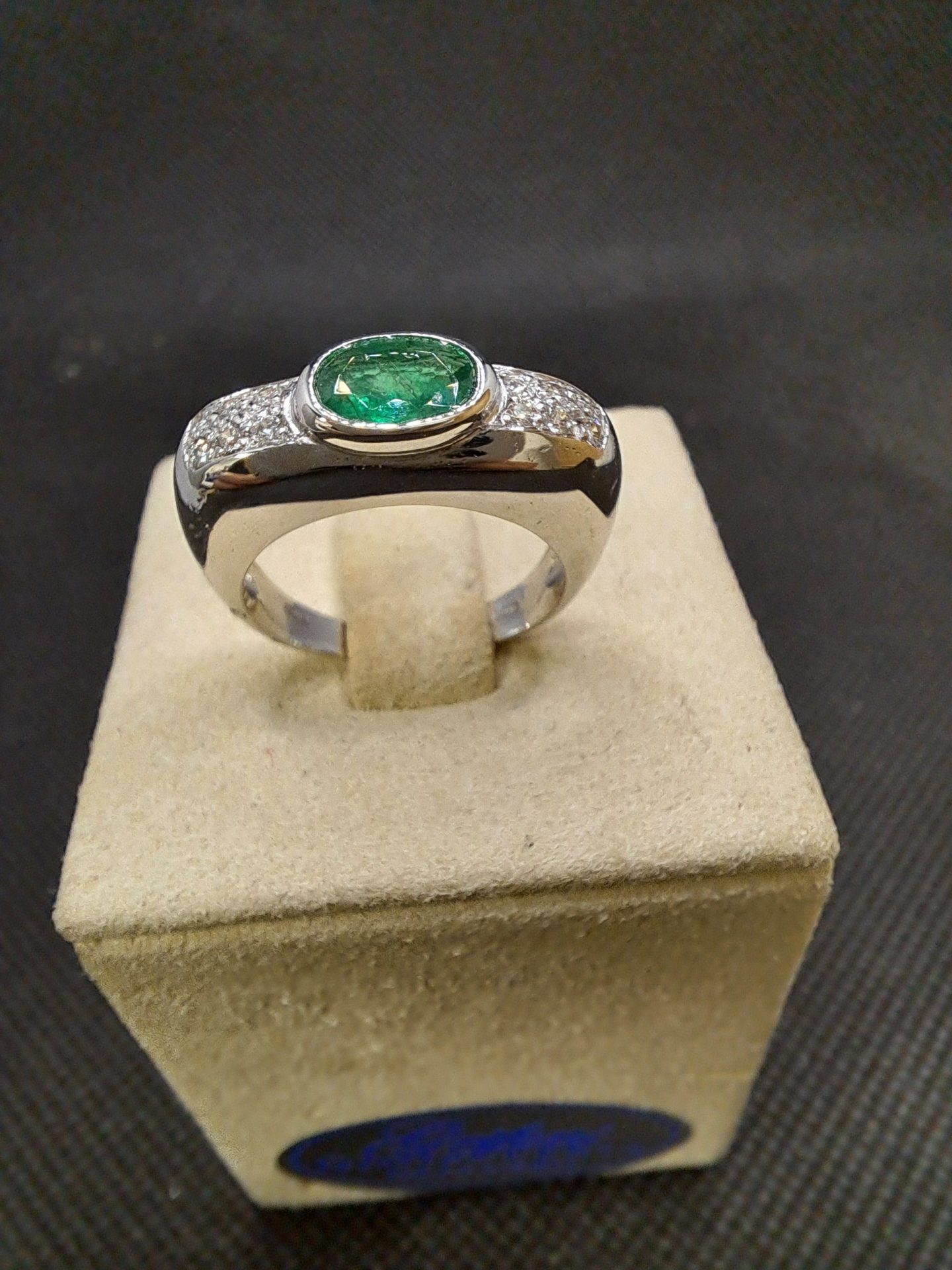 <p style="text-align: center;">ANELLO ORO BIANCO SMERALDO E BRILLANTI</p>