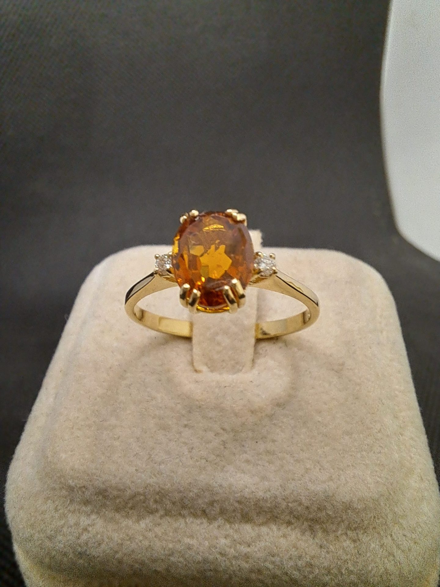 <p style="text-align: center;">ANELLO ORO GIALLO 750&deg;/&deg;&deg; CON QUARZO CITRINO E BRILLANTI</p>